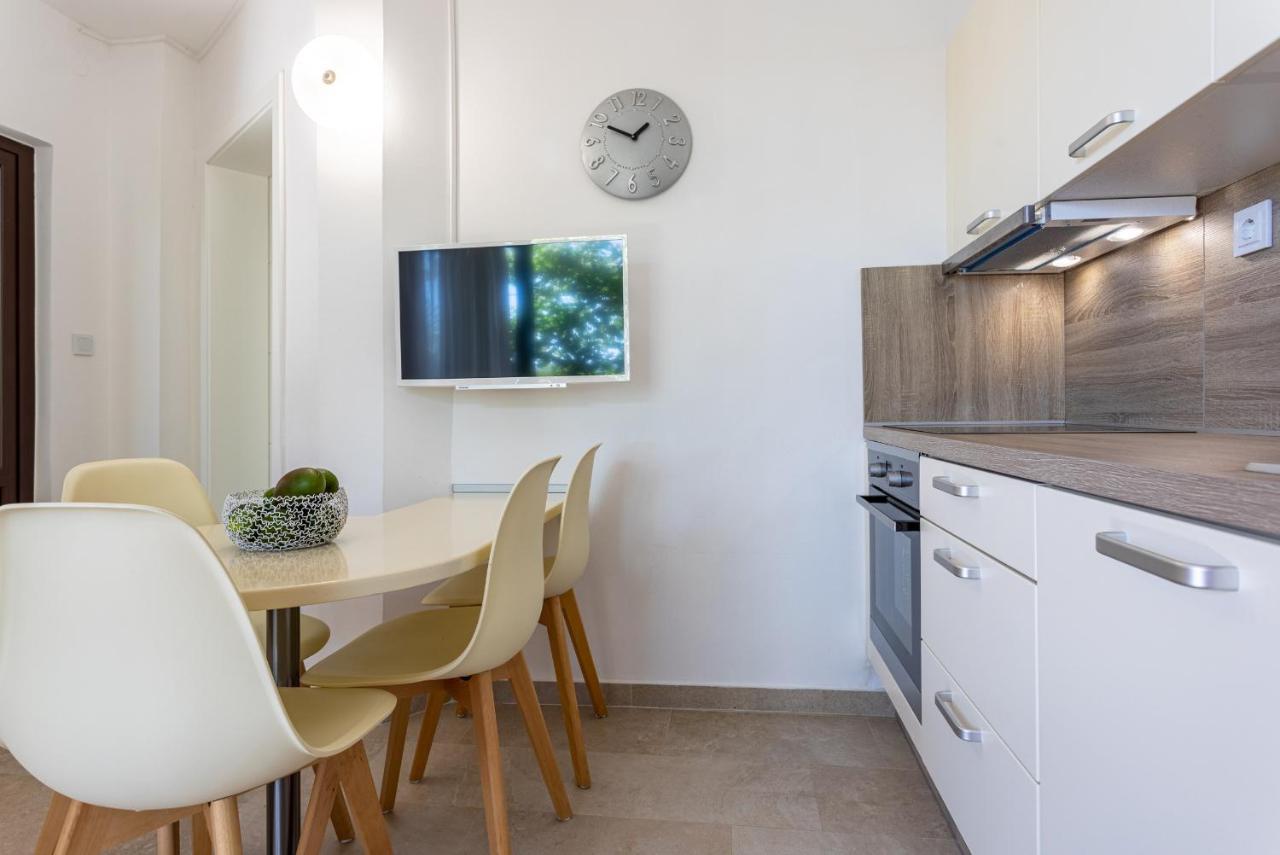 Apartments House Barbara Kornić Buitenkant foto