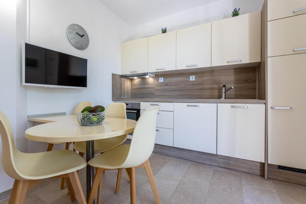Apartments House Barbara Kornić Buitenkant foto